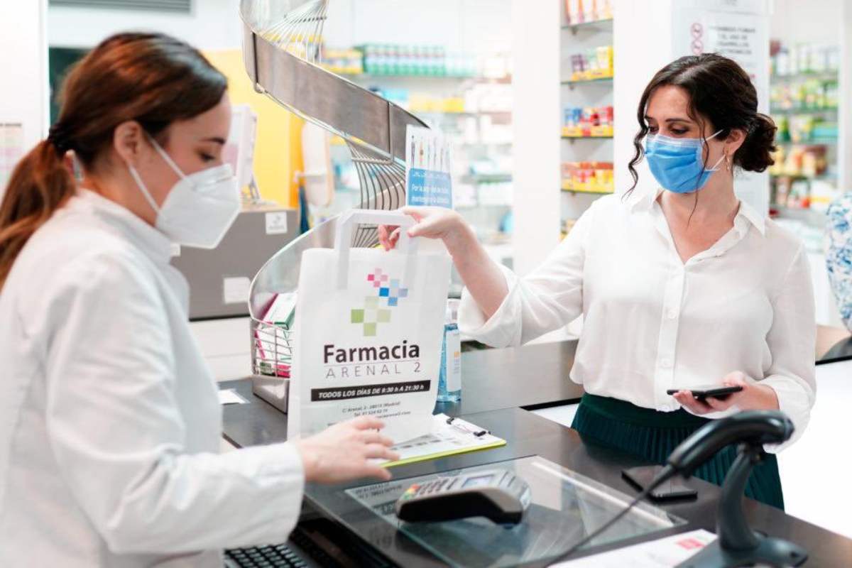 La presidenta de la Comunidad de Madrid, Isabel Daz Ayuso, en una céntrica farmacia de Madrid.